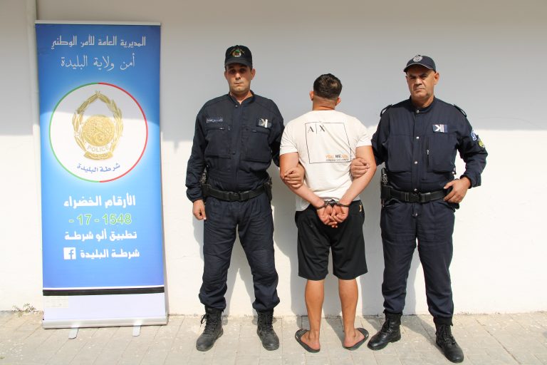 مصالح شرطة البليدة تلقي القبض على مشتبه فيه في قضية التهديد والاعتداء بواسطة سلاح أبيض محظور